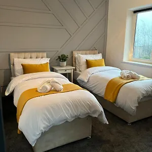 Holiday home Cozy 3 Bed In With Secure Parking - Long & Short Welcome!, Halifax